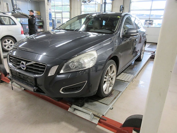 Volvo V60 2 of 30