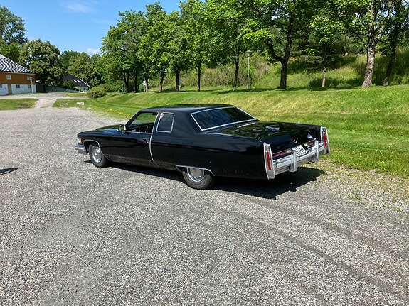 Cadillac Deville 3 of 5