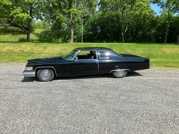 Cadillac Deville 2 of 5