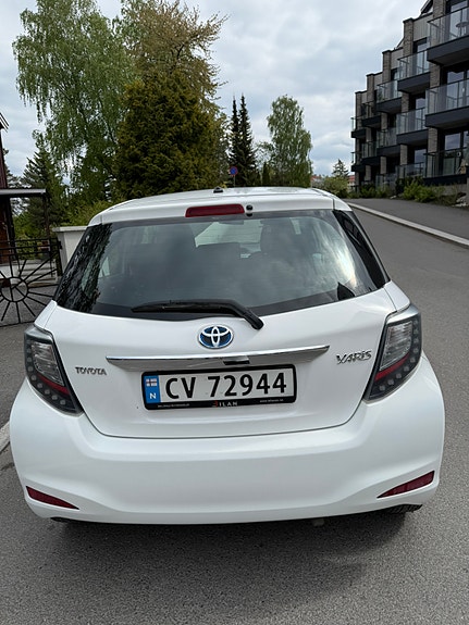 Toyota Yaris 2 of 9