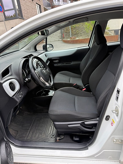 Toyota Yaris 5 of 9