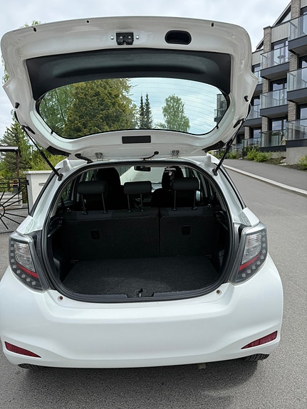 Toyota Yaris 3 of 9