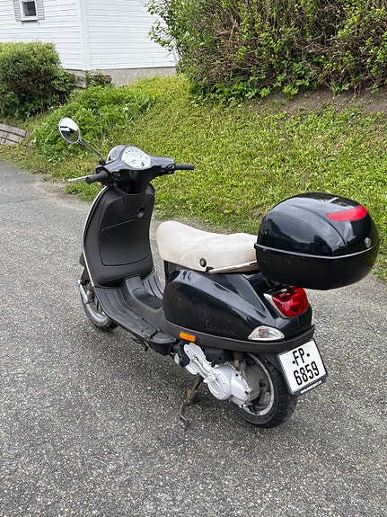 Vespa LX 50 4 of 5