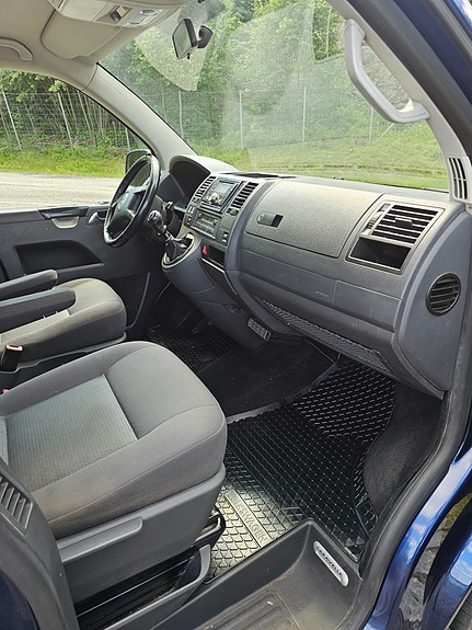 Volkswagen Caravelle 16 of 25