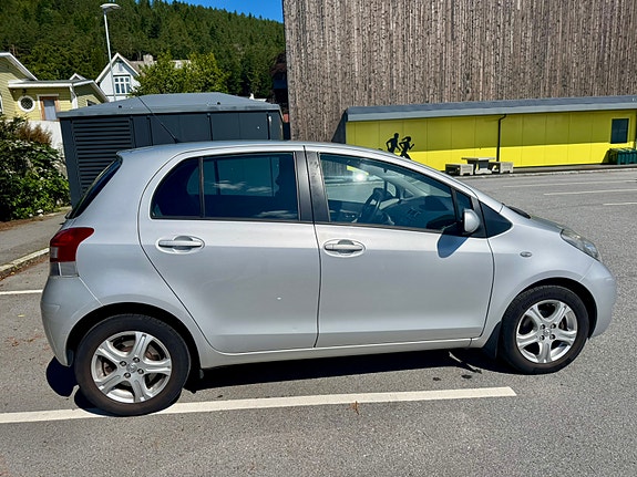 Toyota Yaris 3 of 5