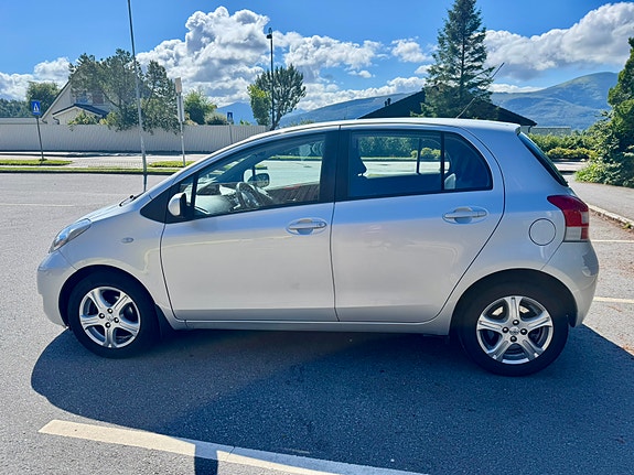 Toyota Yaris 2 of 5