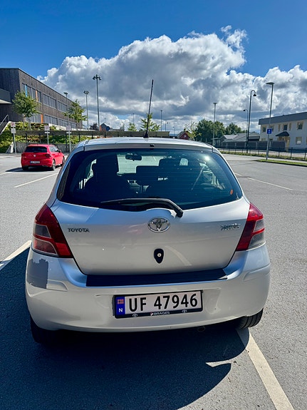 Toyota Yaris 4 of 5