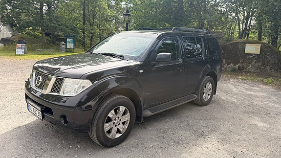 Nissan Pathfinder 2 of 5
