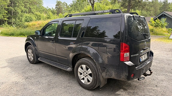 Nissan Pathfinder 3 of 5