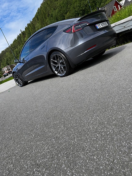 Tesla Model 3 2 of 5
