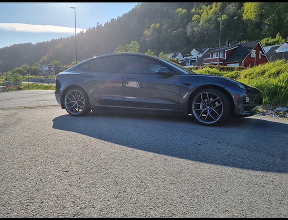 Tesla Model 3 3 of 5