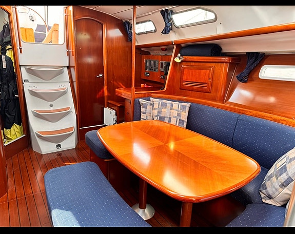 Beneteau Oceanis 393 4 of 5