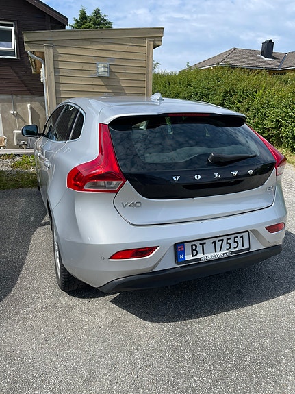 Volvo V40 2 of 5