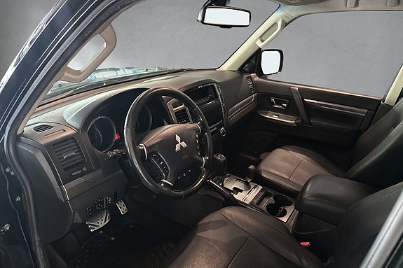 Mitsubishi Pajero 12 of 30