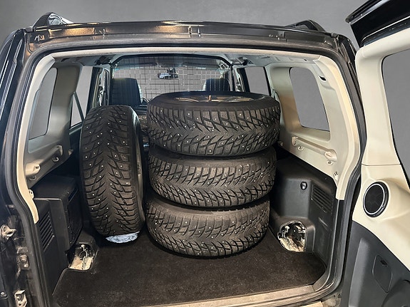 Mitsubishi Pajero 30 of 30