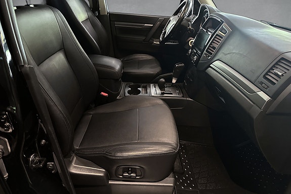 Mitsubishi Pajero 11 of 30