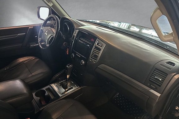 Mitsubishi Pajero 13 of 30