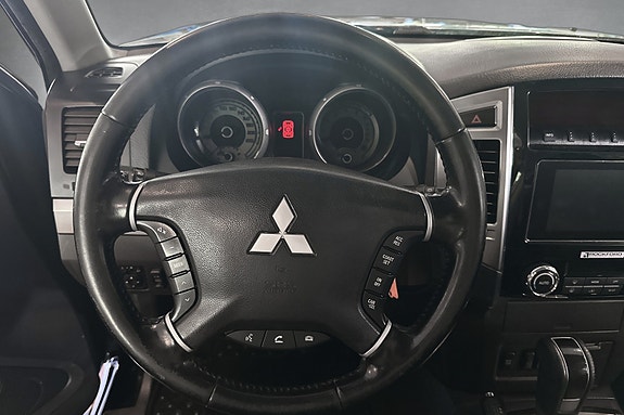 Mitsubishi Pajero 14 of 30