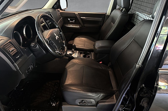 Mitsubishi Pajero 10 of 30