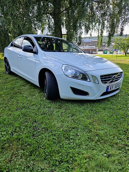 Volvo S60 2 of 5