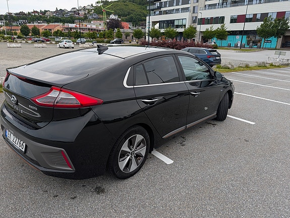 Hyundai IONIQ 2 of 5