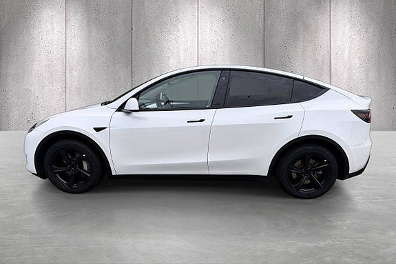 Tesla Model Y 4 of 5