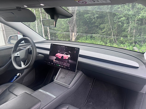 Tesla Model Y 4 of 5