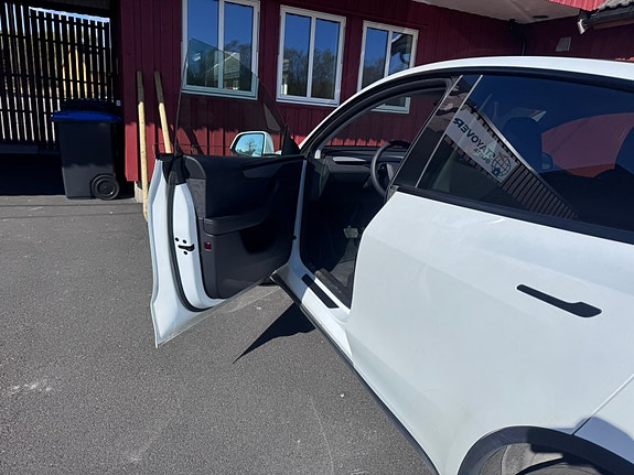 Tesla Model Y 3 of 5