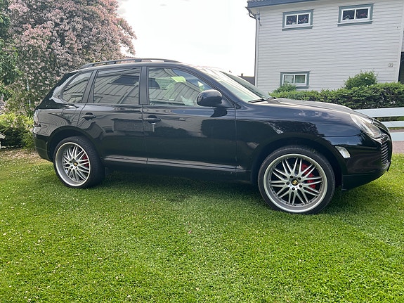 Porsche Cayenne 5 of 16