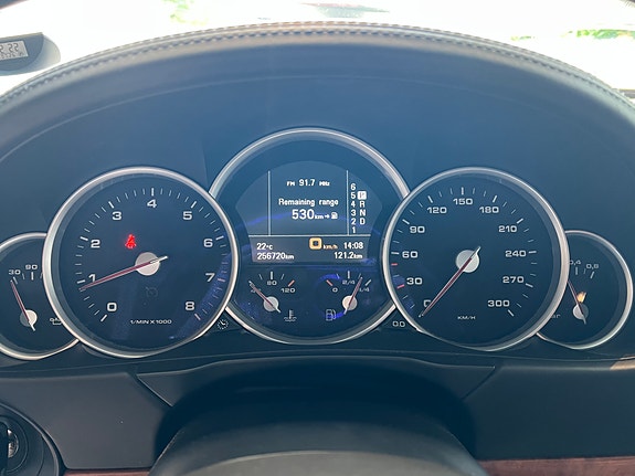 Porsche Cayenne 7 of 16