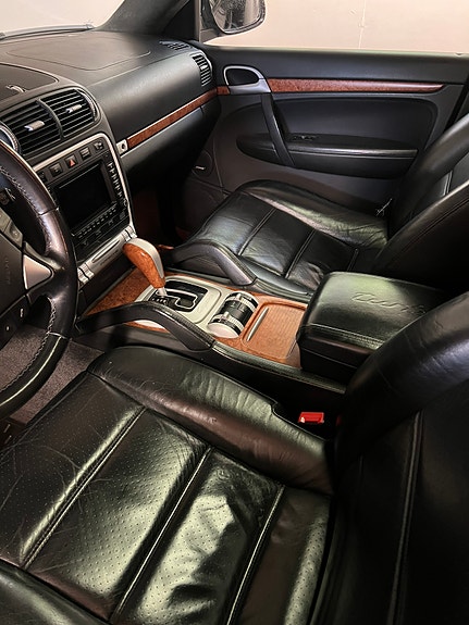 Porsche Cayenne 10 of 16