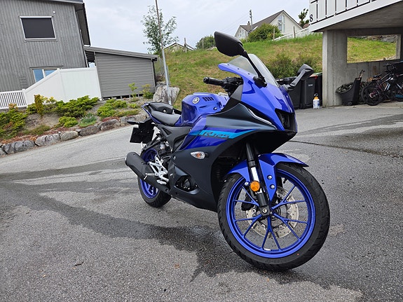 Yamaha YZF-R 125 2 of 5