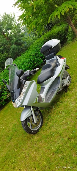 Piaggio X8 200 3 of 5
