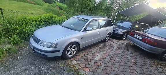 Volkswagen Passat 2 of 5
