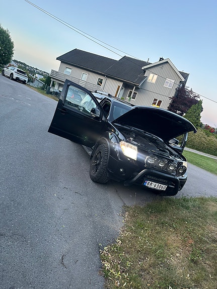 Nissan Pathfinder 2 of 5