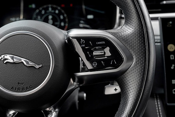 Jaguar F-PACE 18 of 30