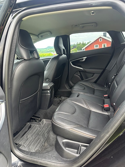 Volvo V40 Cross Country 14 of 18