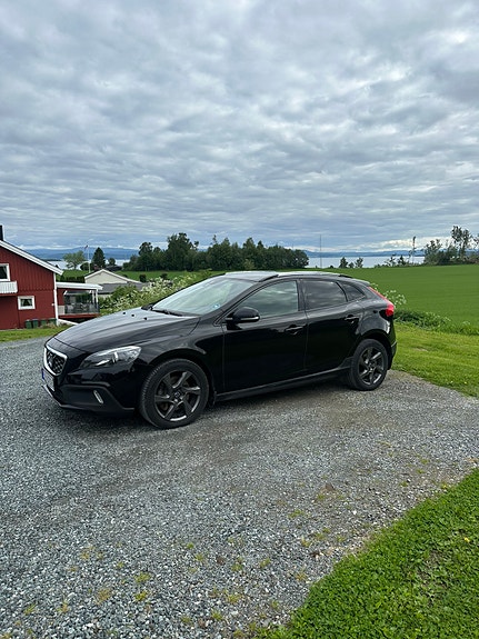 Volvo V40 Cross Country 2 of 5