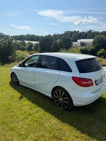 Mercedes-Benz B180 3 of 5