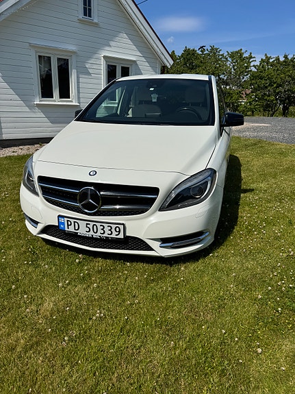 Mercedes-Benz B180 2 of 5