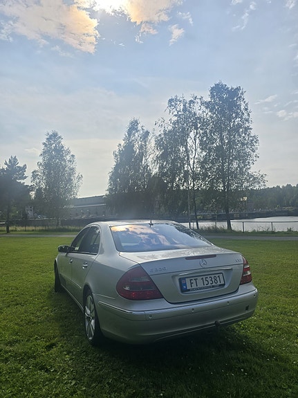 Mercedes-Benz E220 4 of 5