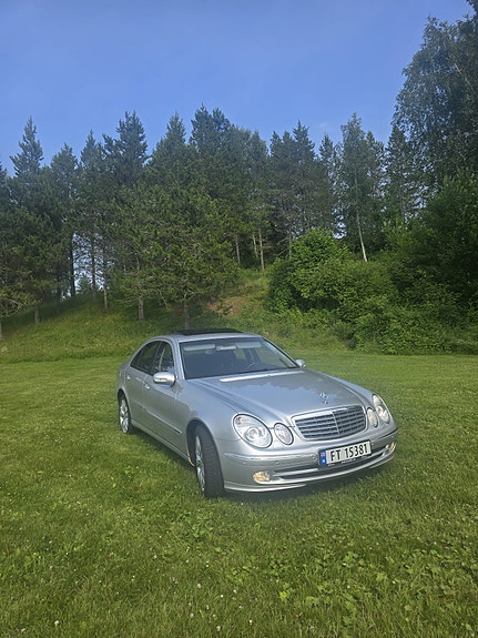 Mercedes-Benz E220 3 of 5