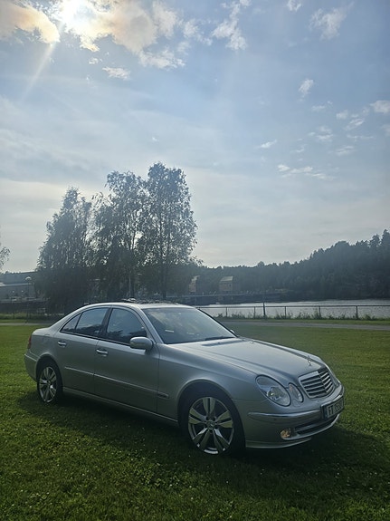 Mercedes-Benz E220 2 of 5