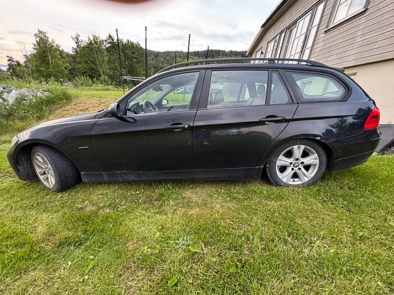 BMW 320d 2 of 5
