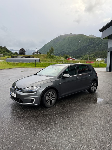 Volkswagen e-Golf VII 2 of 5