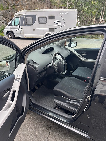 Toyota Yaris 5 of 5