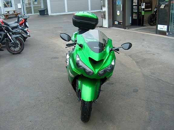 Kawasaki ZZR 1400 2 of 5