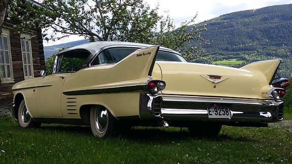 Cadillac Coupé DeVille 10 of 23