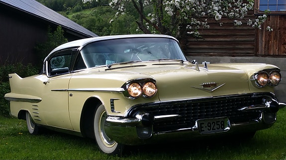 Cadillac Coupé DeVille 11 of 23