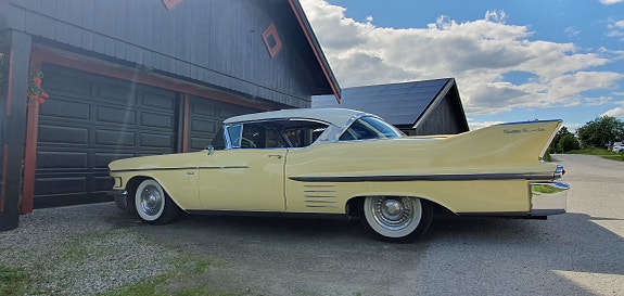 Cadillac Coupé DeVille 14 of 23